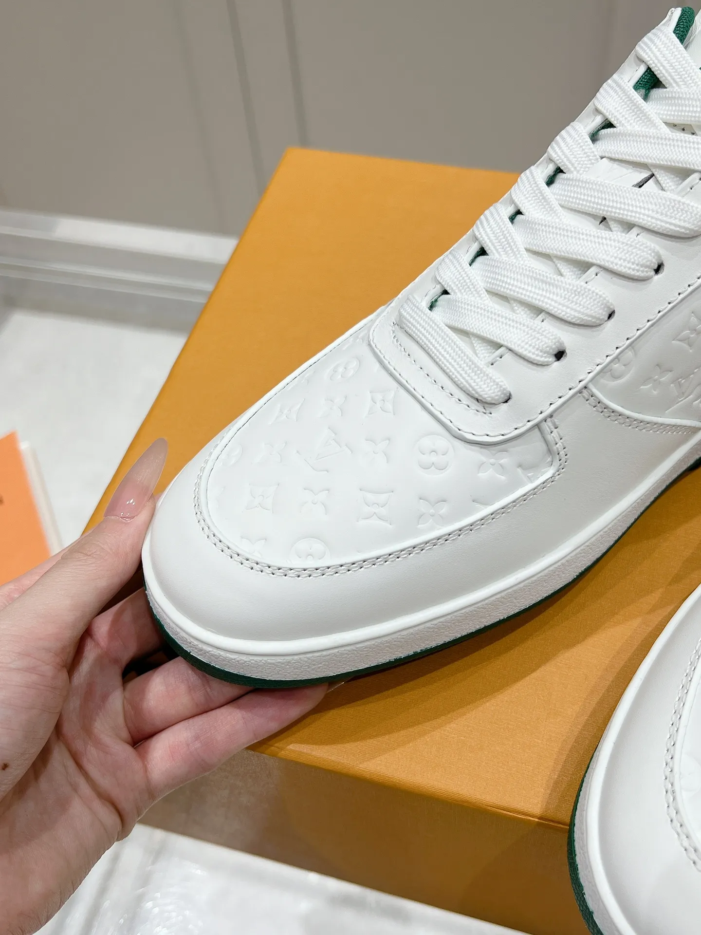 👟👟Ex-factory price 680👟👟 LV new style casual white shoes for men, simple and fashionable, light and comfortable, size: 39-44 (order 45)